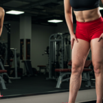 mulher com varizes praticando musculação